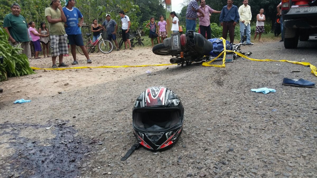 Un accidente de tránsito entre una motocicleta y un automóvil dejó una persona muerta y otra herida en Escuintla. (Foto Prensa Libre: Enrique Paredes)