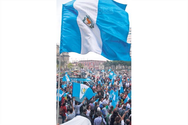 Protestas llenaron la Plaza de la Constitución desde abril hasta septiembre de 2015. (Foto: Hemeroteca PL)