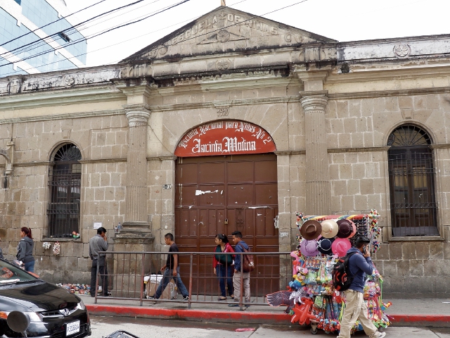 Escuelas en terrenos de terceros o que tienen la categoría de patrimonio cultural afrontan dificultades para ser reparadas o remozadas. (Foto Prensa Libre: Mike Castillo)