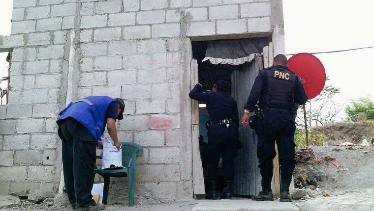 Agentes de  la PNC revisan un inmueble en la aldea Loma del Viento, Zacapa, en donde encontraron partes de motocicletas. (Foto Prensa Libre: Víctor Gómez)