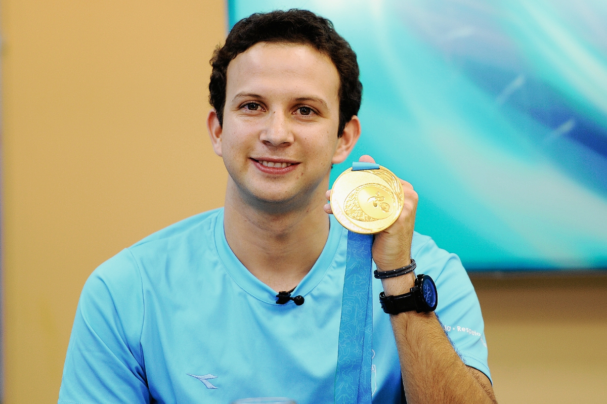 Kevin Cordón muestra orgulloso la medalla que ganó en Toronto. (Foto Prensa Libre: Francisco Sánchez)