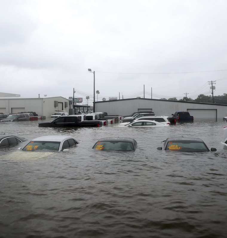 Varios vehículos se encuentran sumergidos en un predio de venta de automóviles en Dickinson, Texas.(AP).