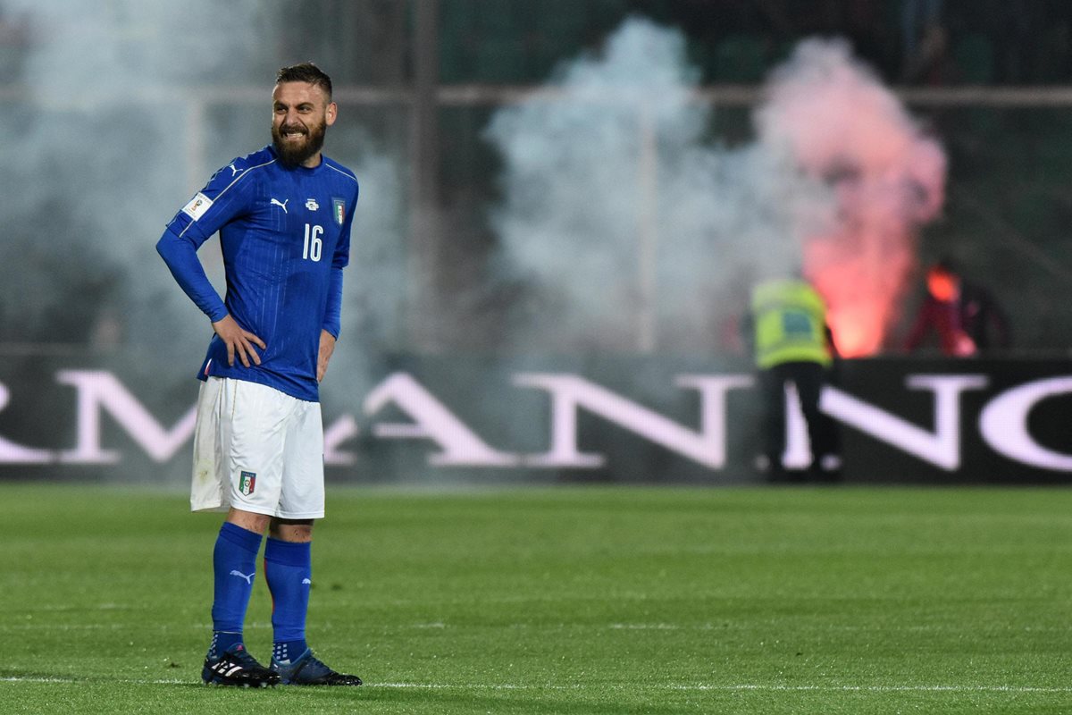 El partido entre Italia y Albania se detuvo al minuto 57. (Foto Prensa Libre: AFP)