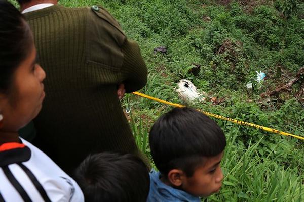 Localizan dos muertos dentro de costales en un sector de Cobán, Alta Verapaz. (Foto Prensa Libre: Eduardo Sam)<br _mce_bogus="1"/>