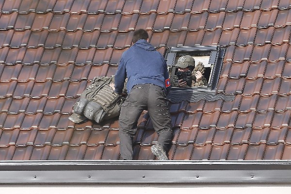 Efectivos de las fuerzas de seguridad belga participan en operación policial. (Foto Prensa Libre:EFE).