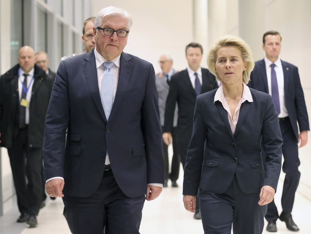 El ministro alemán de Asuntos Exteriores, Frank-Walter Steinmeier (i) y la titular de Defensa, Ursula von der Leyen. (Foto Prensa Libre: EFE).