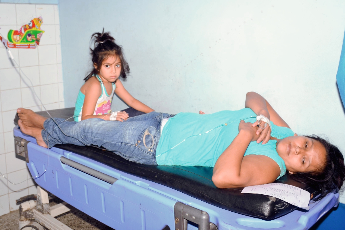 Los integrantes de la familia Hichos en el hospital local. (Foto Prensa Libre: Víctor Gómez)