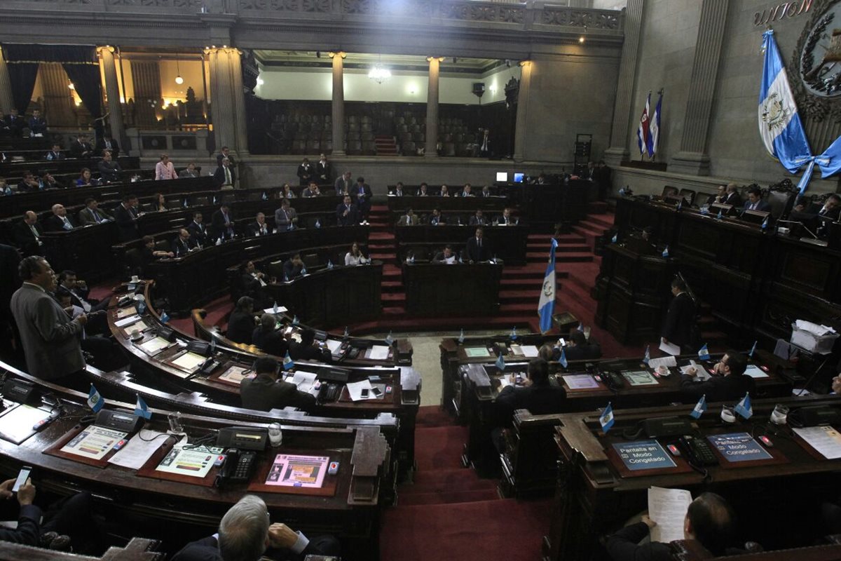 Diputados en la sesión en donde votan para dar marcha atrás a las reformas al Código Penal. (Foto: Prensa Libre: Carlos Hernández Ovalle)