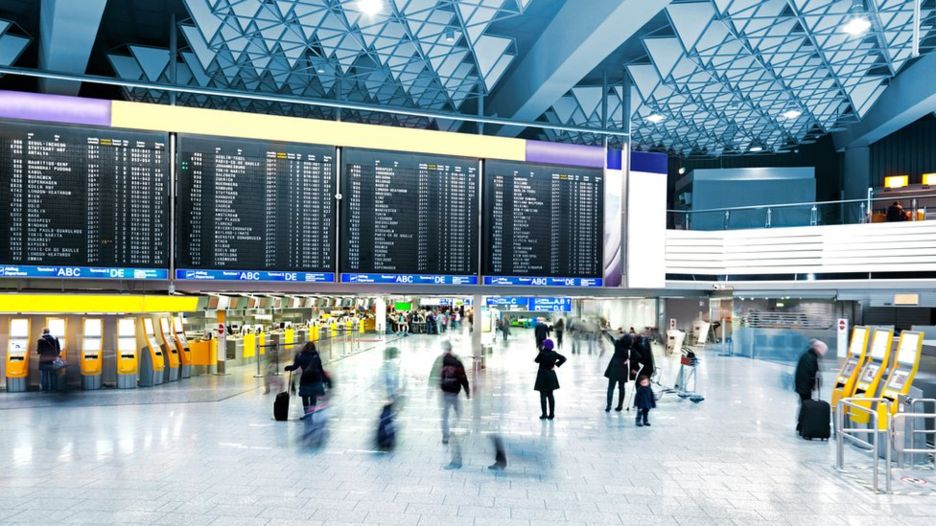 Los aeropuertos son una vía de entrada y salida de numerosos virus. (Foto Prensa Libre: GETTY IMAGES)