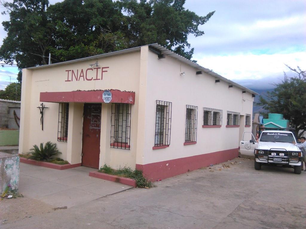 El cadáver del linchado fue trasladado a la morgue de Chiquimula. (Foto Prensa Libre: Edwin Paxtor).