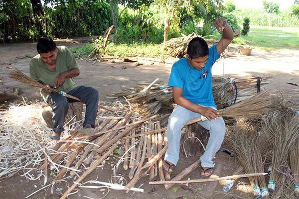 La familia López utiliza el patio de su casa como área de trabajo, donde  elabora  40 escobas por día. (Foto Prensa Libre: Rolando Miranda)