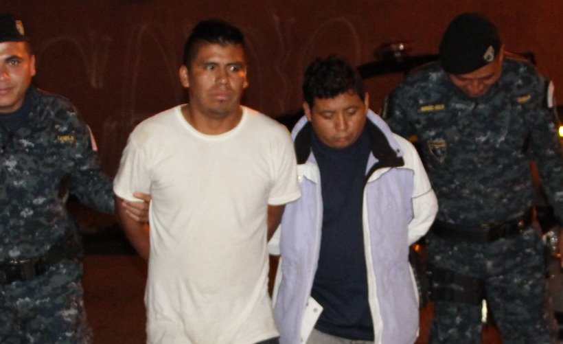 Belton González Miranda y Héctor Reyes Alvarado, capturados por tráfico ilegal de personas. (Foto Prensa Libre: PNC)