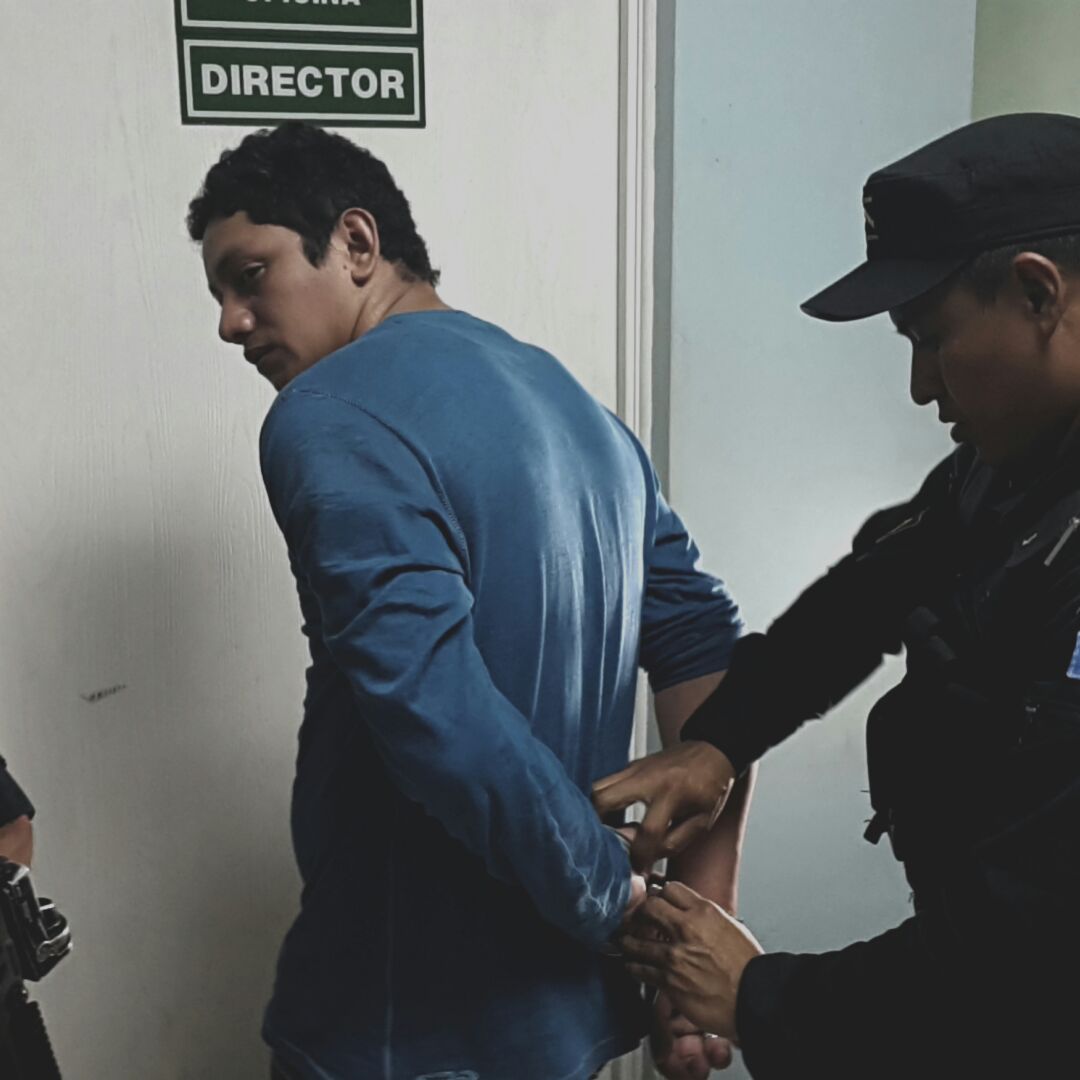El reo, Daniel Armando Muñoz García, es recapturado luego de confirmar su identidad con análisis de huellas dactilares. (Foto Prensa Libre: Facebook)