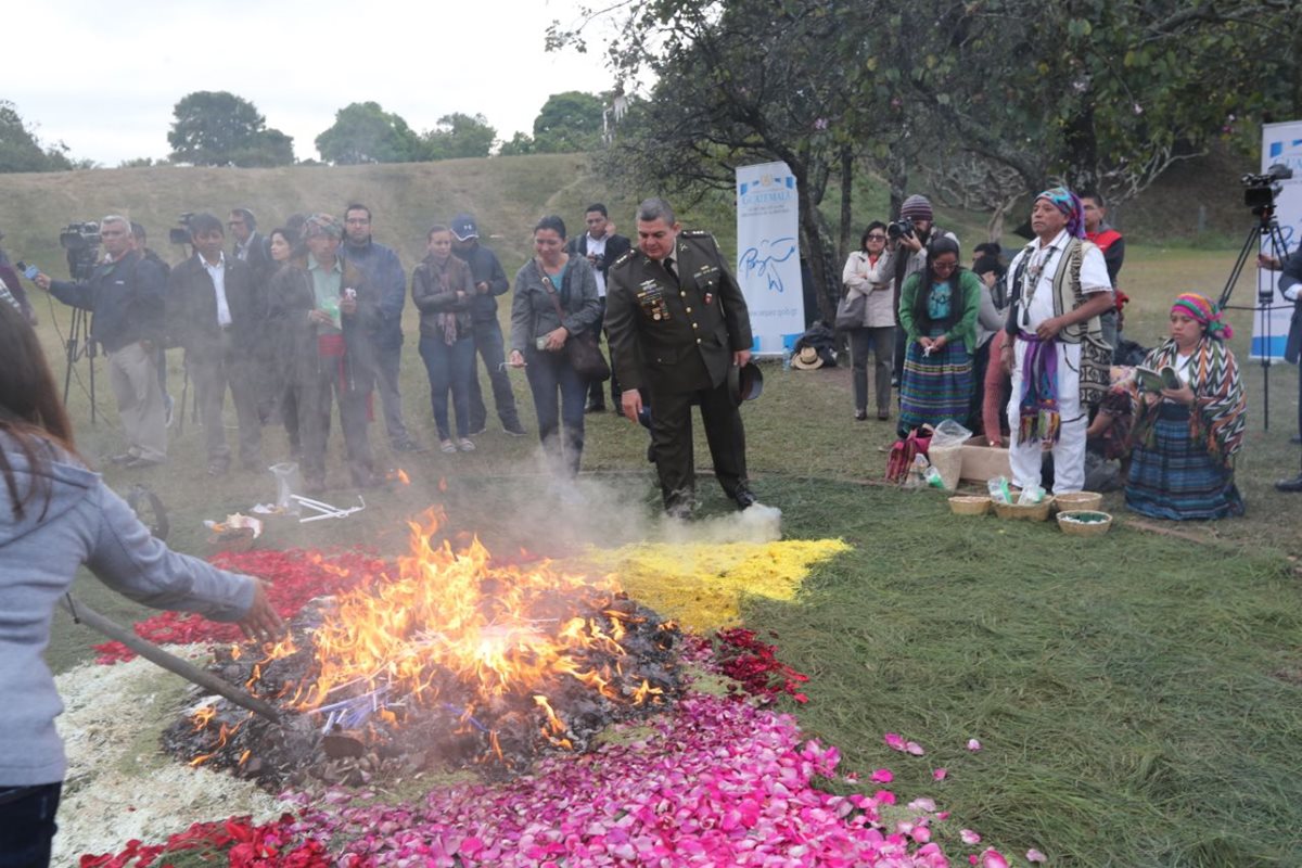 Indígenas de diversas comunidades mayas y autoridades del Gobierno participan en la ceremonia maya para celebrar el 21 aniversario de la firma de los acuerdos de paz. (Foto, Prensa Libre: Érick Ávila).