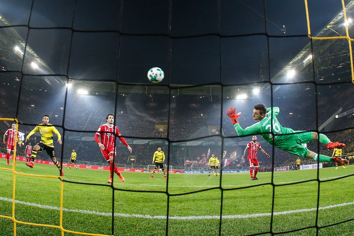 El Bayern Múnich aprovechó el mal momento que pasa el Dortmund y ganó casi sin despeinarse. (Foto Prensa Libre: EFE)