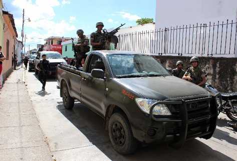 UNIDAD móvil del Ejército  patrulla en  conjunto con agentes de la  PNC en calles de Jalapa.