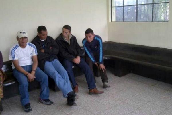 Los cuatro agentes de la PNC capturados en Chicamán, sindicados de violación, permanecen en la subestación de Uspantán. (Foto Prensa Libre: Óscar Figueroa) <br _mce_bogus="1"/>
