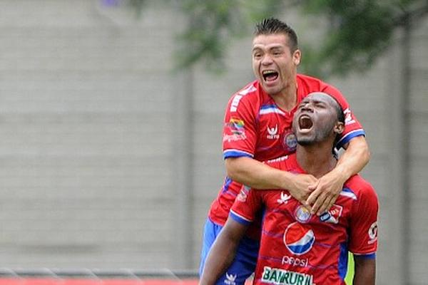 Edwar Santeliz festeja junto a Cristian Flores —abajo —  el tanto del empate para Xelajú frente a  la Universidad. (Foto Prensa Libre: Romeo Rios)