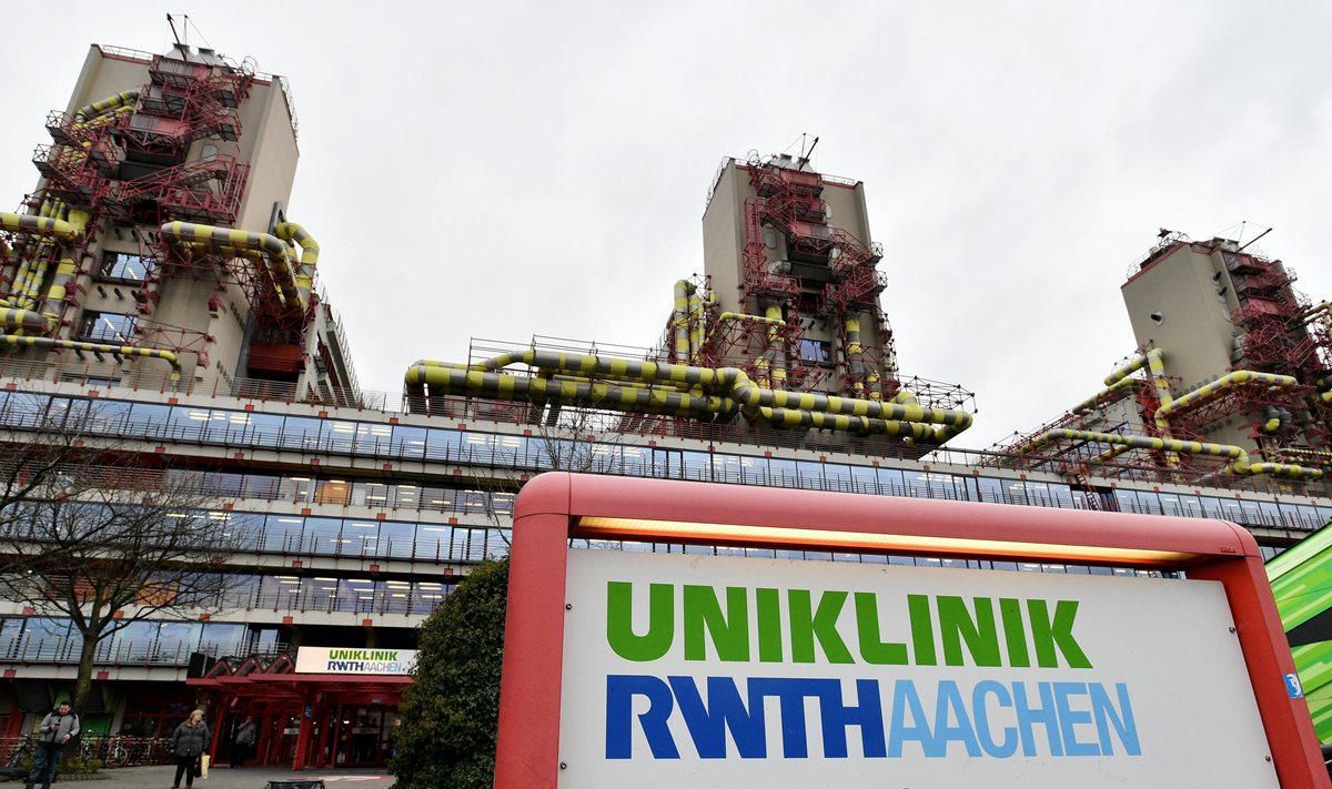 Vista exterior del Hospital Universitario RWTH de Aachen, en Aachen, Alemania. La industria automovilística alemana está bajo sospecha de haber financiado experimentos en los que se hizo inhalar gases emitidos por motores diésel a monos y a seres humanos. (Foto Prensa Libre: EFE)