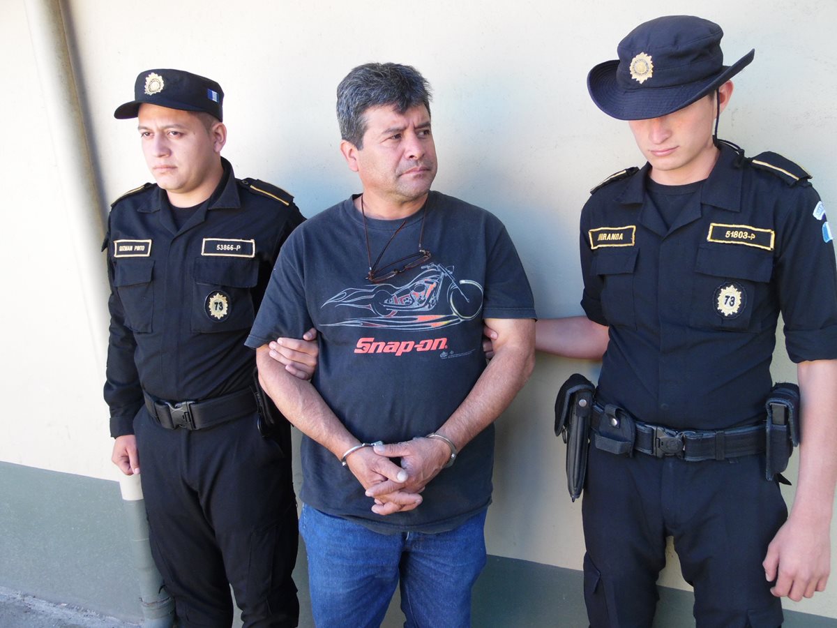 Salomón Muñoz Bonia es presentado en la comisaria 73 de Chimaltenango. (Foto Prensa Libre: José Rosales)