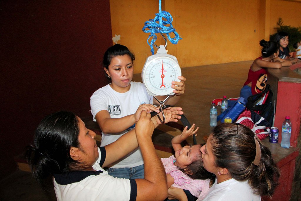 Personal de Salud pesa a una menor que padece desnutrición en Nuevo San Carlos, Retalhuleu. (Foto Prensa Libre: Rolando Miranda)