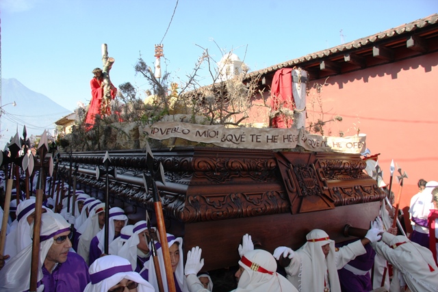 La procesión evoca al sacrificio de Jesús en su camino al Calvario. (Foto Prensa Libre: Renato Melgar)
