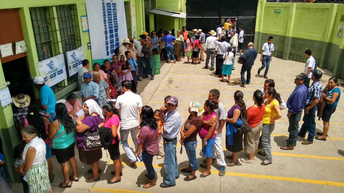 Los observadores  ven con cautela la jornada electoral que elige a corporaciones municipales, diputados y al Presidente de Guatemala. (Foto Prensa Libre: P. Raquec)