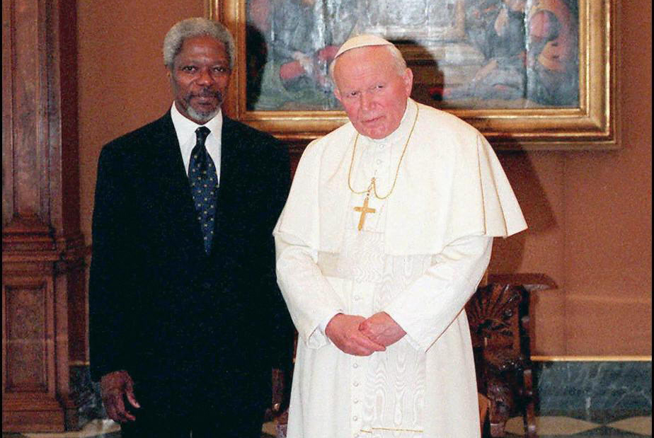 El Papa Juan Pablo II conversa con Annan, durante una reunión privada en el Vaticano, el 15 de abril de 1997.