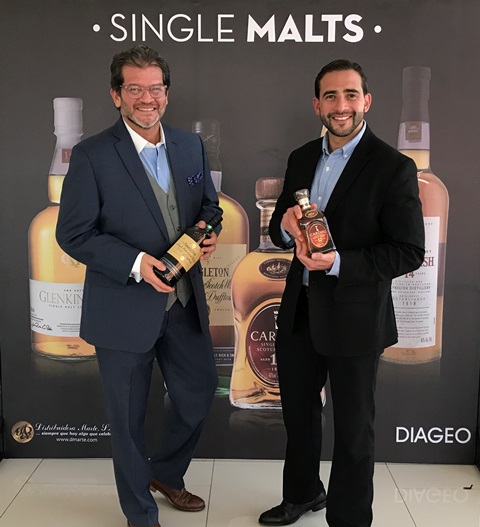 Arturo Savage, embajador regional de Diageo, y Rodrigo Fonseca, gerente de País de Diageo