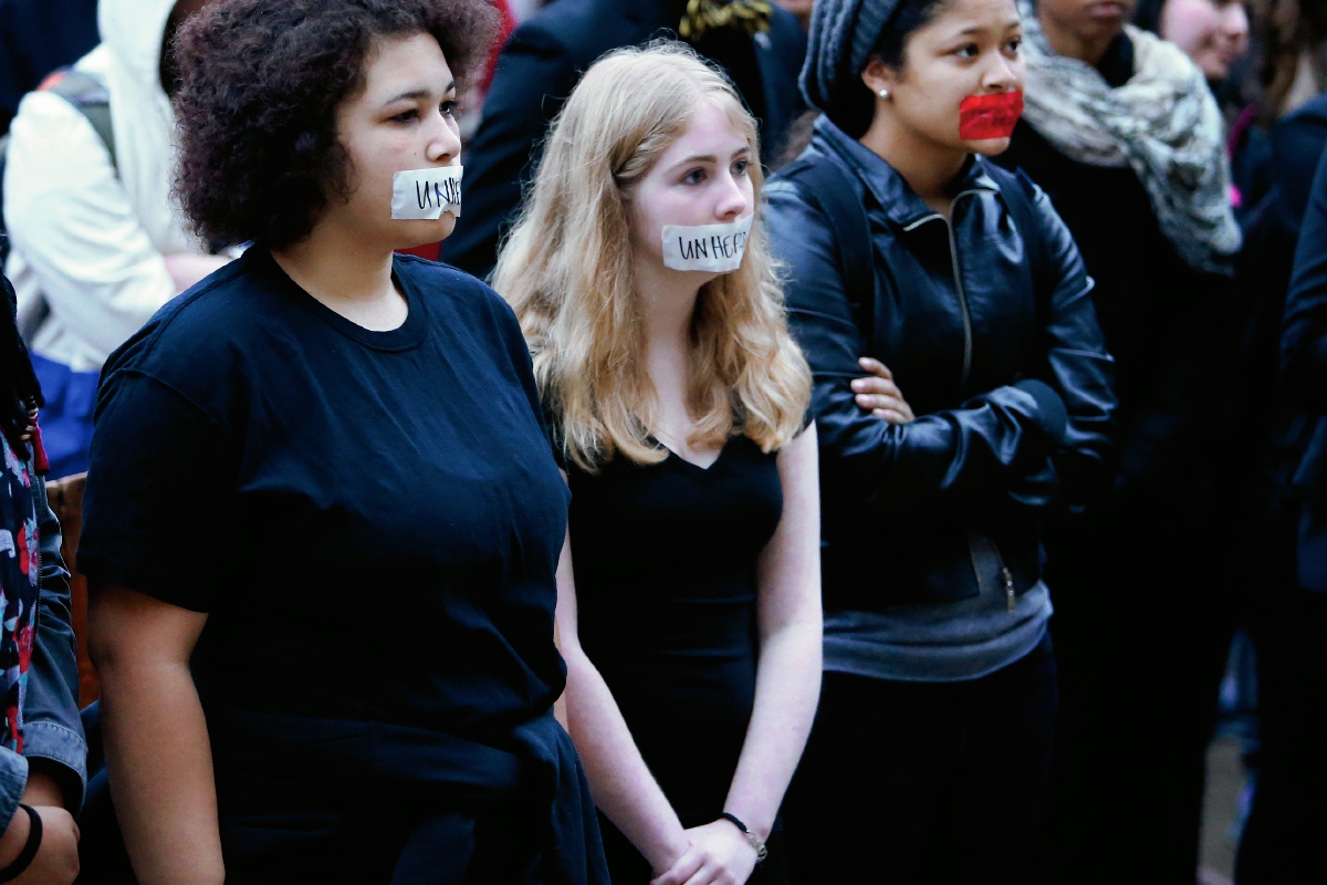 Los estudiantes de la Universidad de Oklahoma protestan comentarios racistas hechas por una fraternidad. (Foto Prensa Libre:AP)
