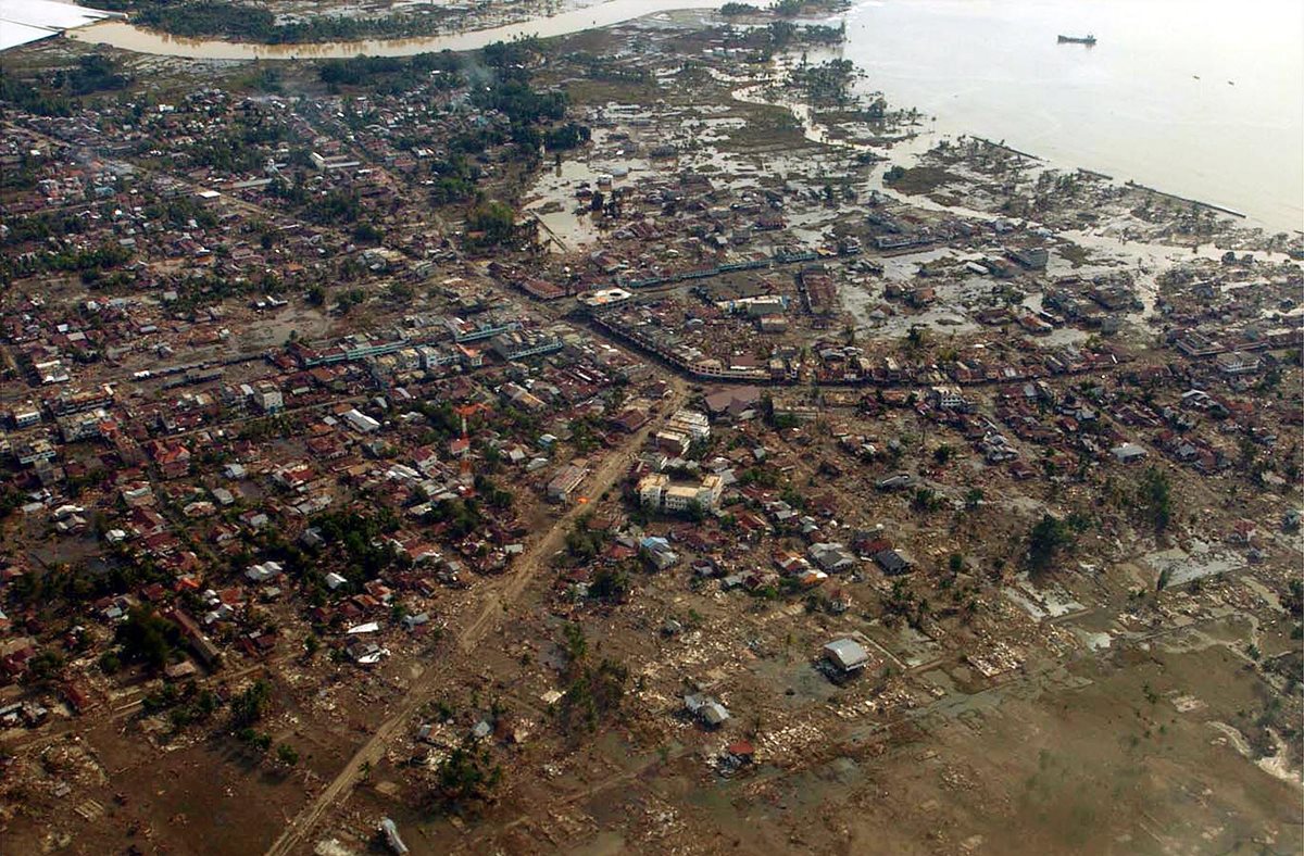 Vista aérea sobre West Aceh, Indonesia luego del tsunami que provocó estragos el 26 de diciembre de 2004. (Foto: AP)