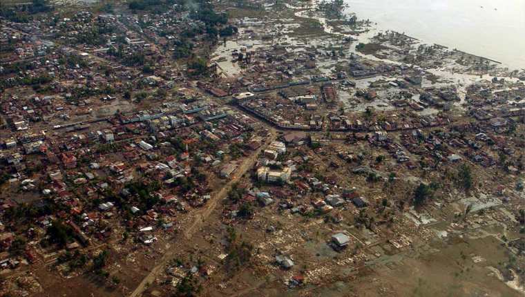 Vista aérea sobre West Aceh, Indonesia luego del tsunami que provocó estragos el 26 de diciembre de 2004. (Foto: AP)