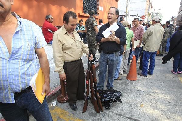 Varias personas acuden a la Digecam para actualizar el registro de  sus  armas.