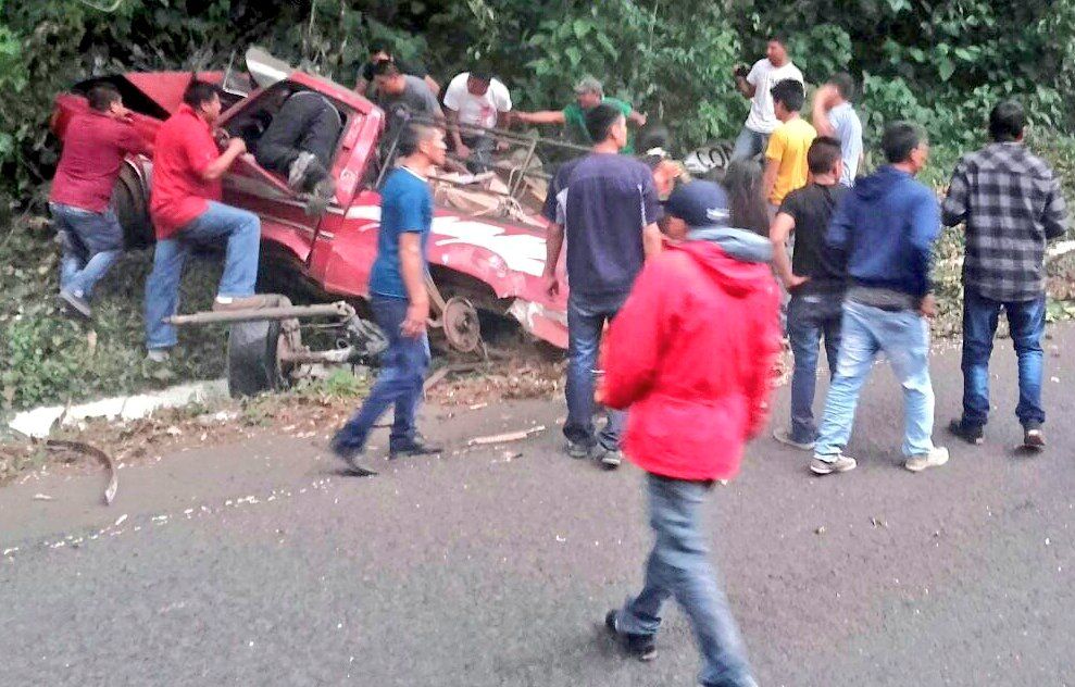 El picop tuvo una falla en los frenos y chocó contra un paredón en la ruta entre Quetzaltenango y Retalhuleu. (Foto Prensa Libre. CRG)