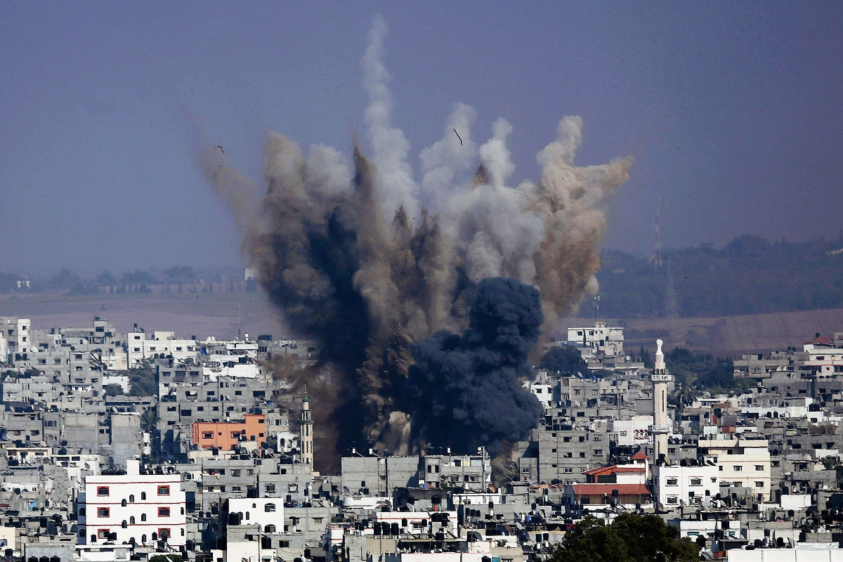 Una columna de humo y los escombros de un ataque israelí se levanta sobre la ciudad de Gaza. (Foto Prensa Libre:AP).