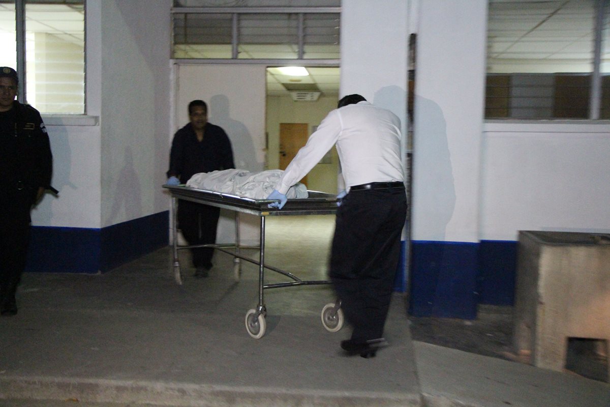 Menores son ingresadas a la morgue de Totonicapán. (Foto Prensa Libre: Édgar Domínguez).