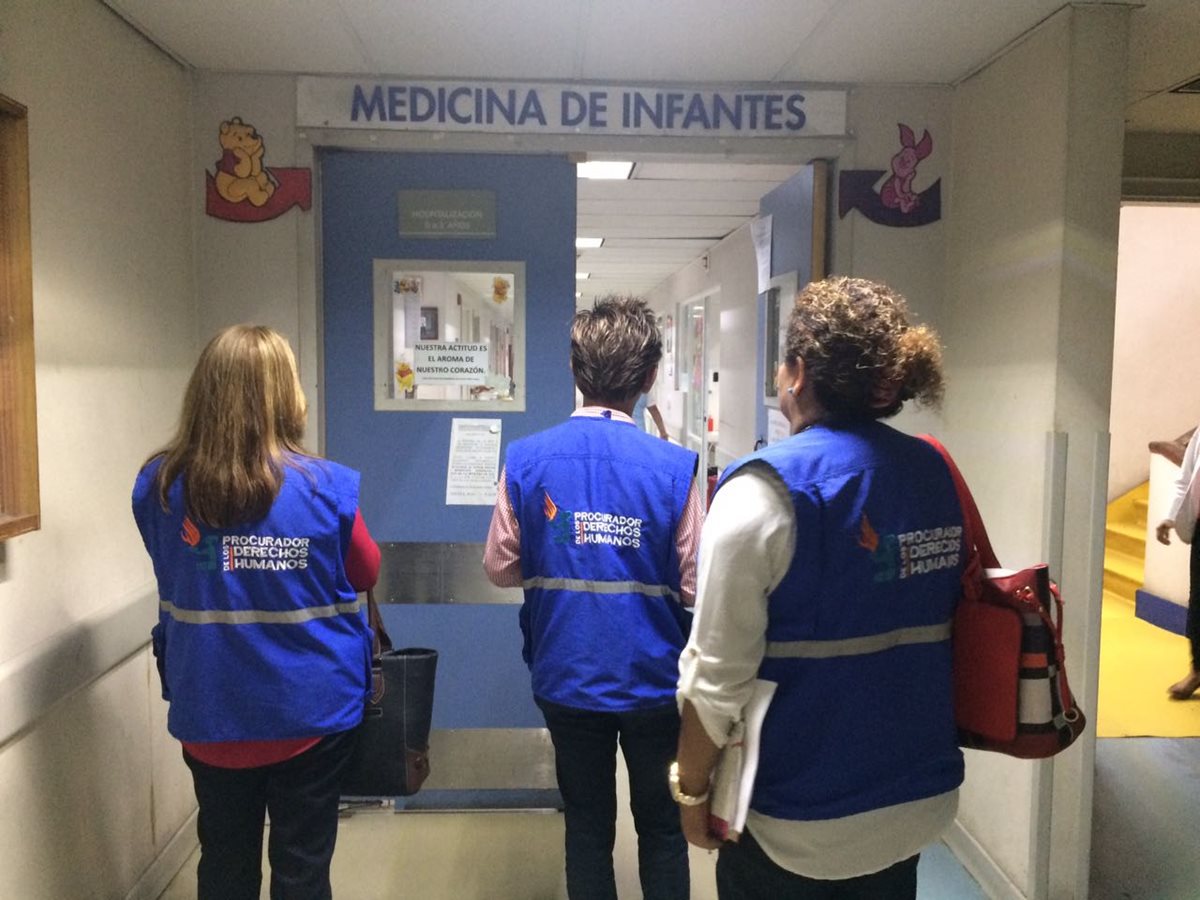 Personal de la Procuraduría de los Derechos Humanos ingresan al área de Medicina de Infantes del Hospital Roosevelt. (Foto Prensa Libre: PDH)