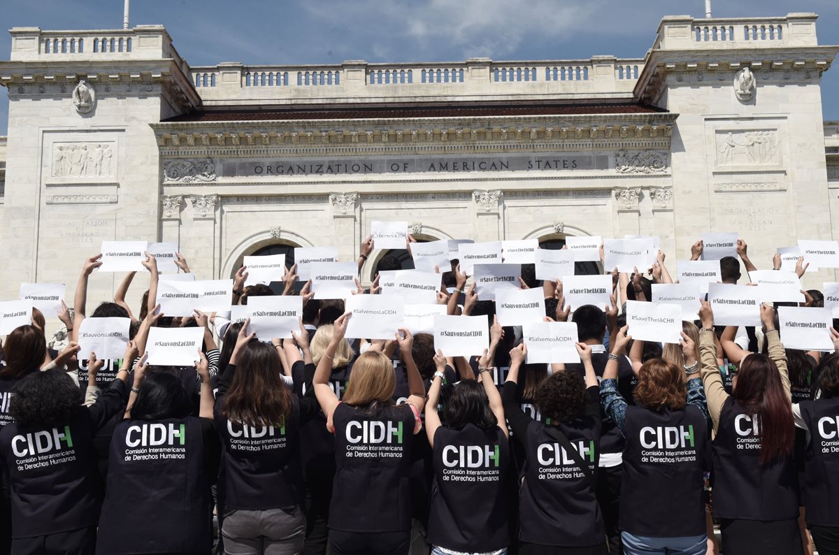 Trabajadores de CIDH se reúnen afuera de la sede de la OEA, donde se discutió la crisis financiera de ese organismo. (Foto Prensa Libre: EFE)