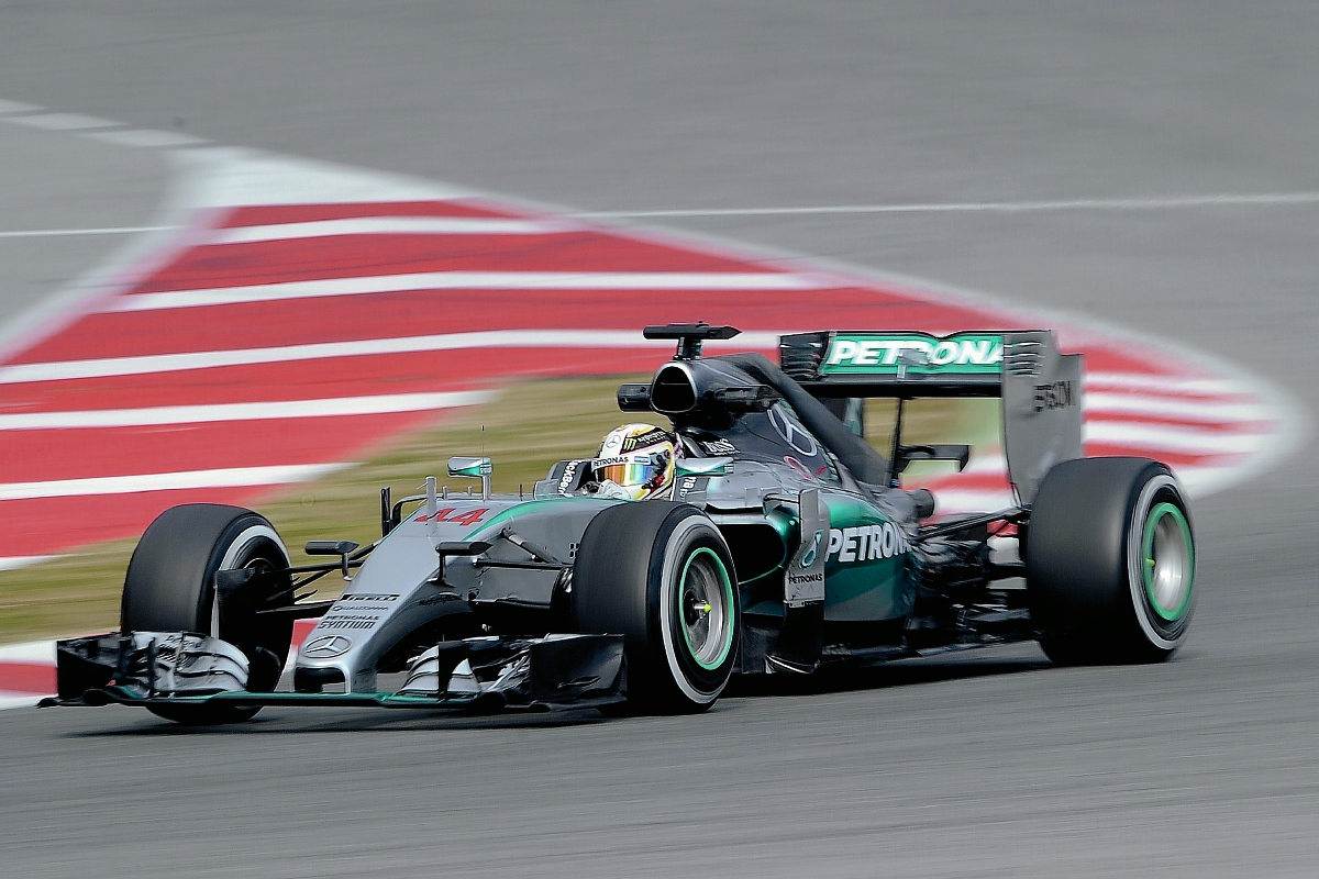 El piloto Lewis Hamilton fue precavido durante los ensayos en  Montmelo, Barcelona. (Foto Prensa Libre: AFP)