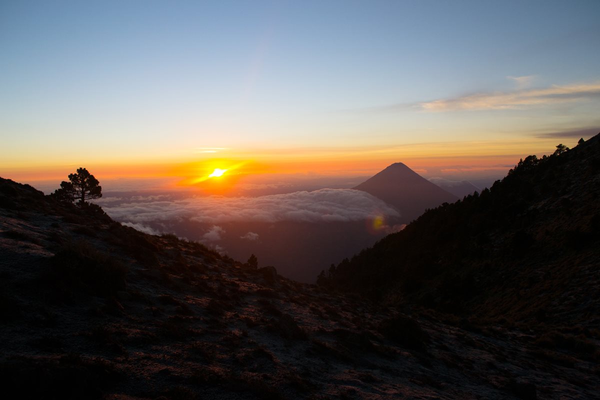 Los amaneceres y paisajes que se observan desde lo alto deleitan a los visitantes de los volcanes. (Foto Prensa Libre: Cortesía Jaime Carillo)