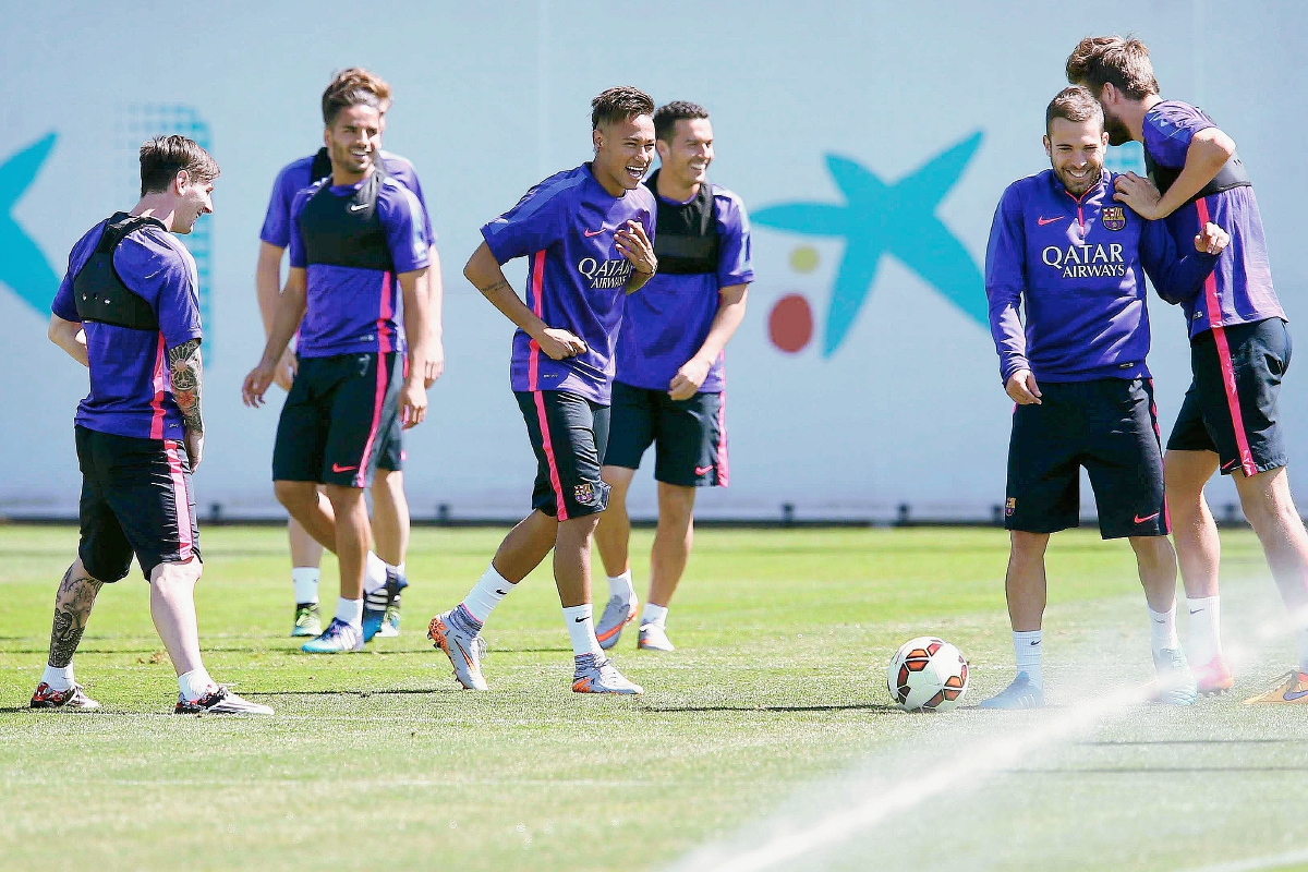 Los jugadores del FC Barcelona Leo Messi, Douglas Pereira, Neymar Jr., Pedro Rodríguez, Jordi Alba y Gerard Piqué hacen un rondo durante el entrenamiento de este viernes. (Foto Prensa Libre: EFE)