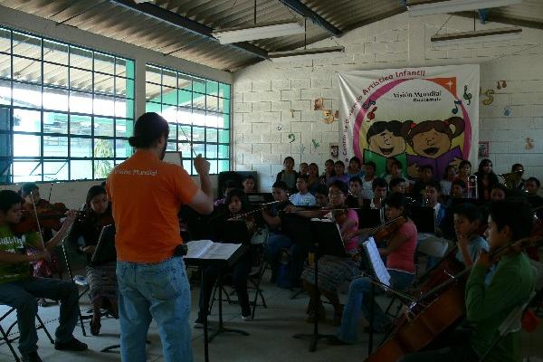 integrantes de la Orquesta Juvenil de Visión Mundial Guatemala, de San Juan Sacatepéquez. (Foto Prensa Libre: Lucía Herrera)