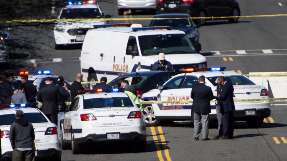 Vehículo en el que viajaba un hombre que intentó arrollar a agentes policiales es resguardado por autoridades en Washington, EE.UU. (Foto Prensa Libre: AFP)