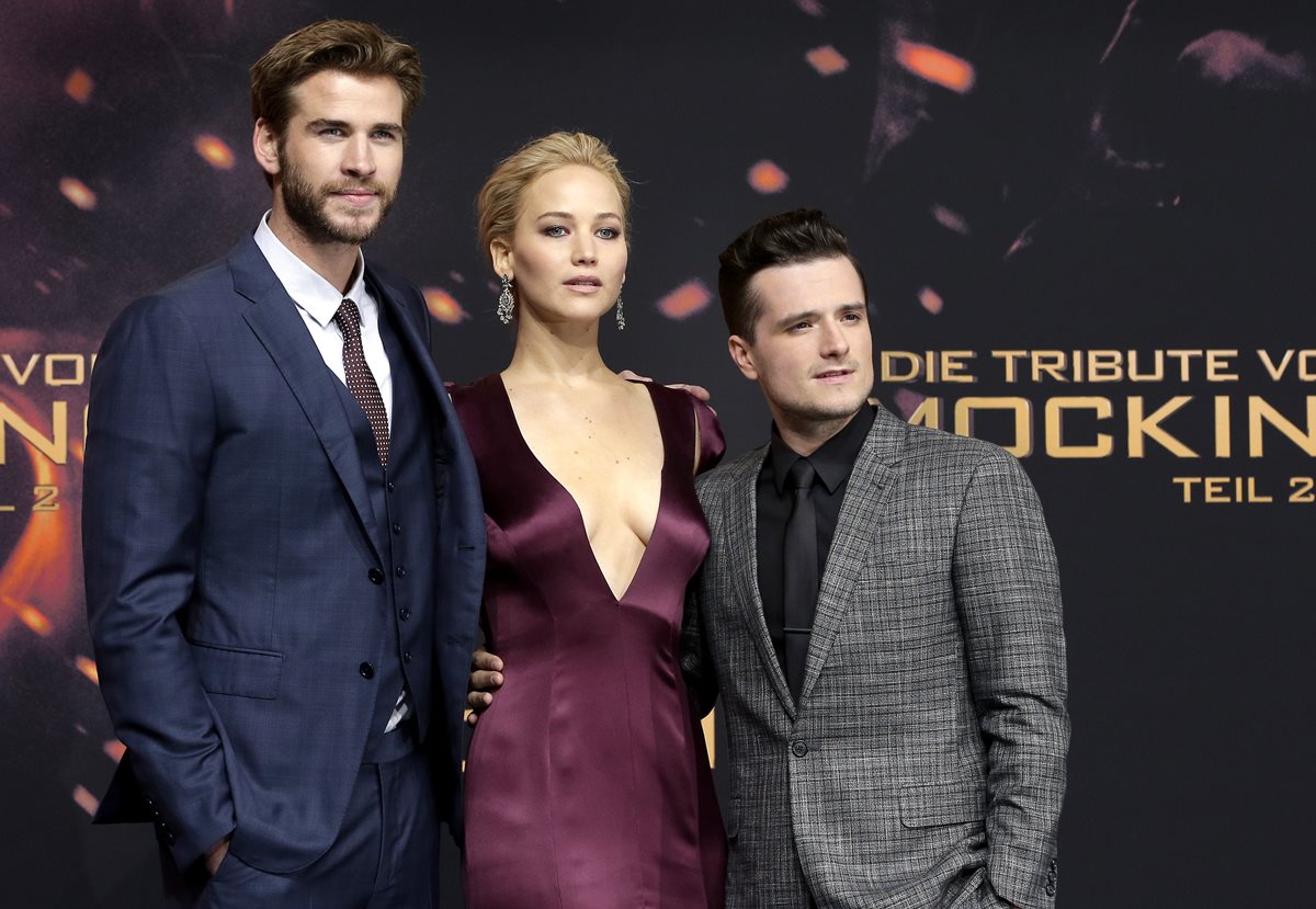 Actores Liam Hemsworth, Jennifer Lawrence y Josh Hutcherson, durante el preestreno en Berlín, Alemania. (Foto Prensa Libre: AP)