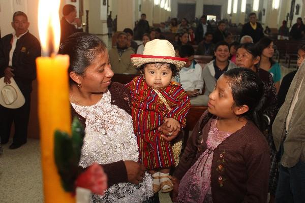 Decenas de padres llevan a sus hijos  a la iglesia de Cobán, Alta Verapaz.