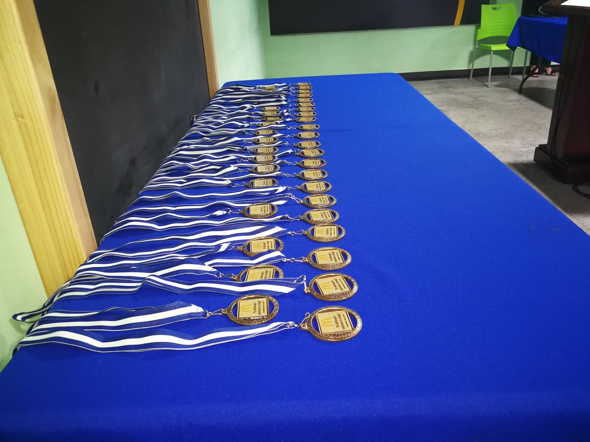 Medallas que les fueron entregadas a los trabajadores con capacidades diferentes de McDonald's. (Foto Prensa Libre: Oscar García).