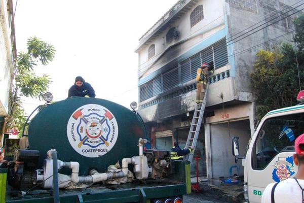 Bomberos sofocan incendio dentro de hotel. (Foto Prensa Libre: Alex Coyoy)