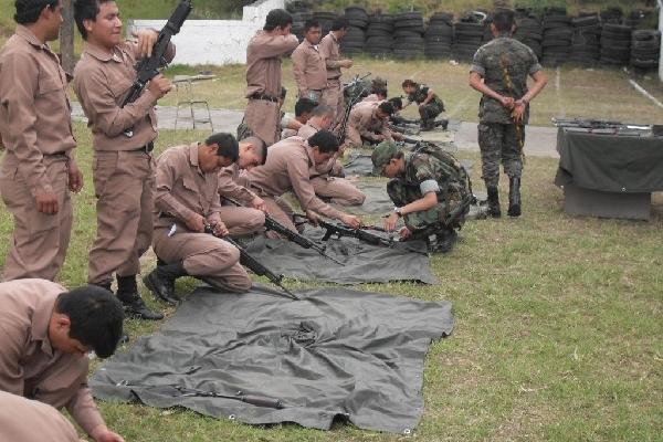 Jóvenes reservistas se entrenan en el conocimiento de armamento propio del Ejército. Los participantes también son capacitados en legislación y ejercicio  físico.