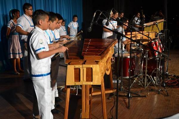 Un grupo de estudiantes de la Escuela de la Marimba Guillermo de León Ruiz ejecuta una melodía en el Teatro Municipal de Coatepeque. (Foto Prensa Libre: Édgar Girón)