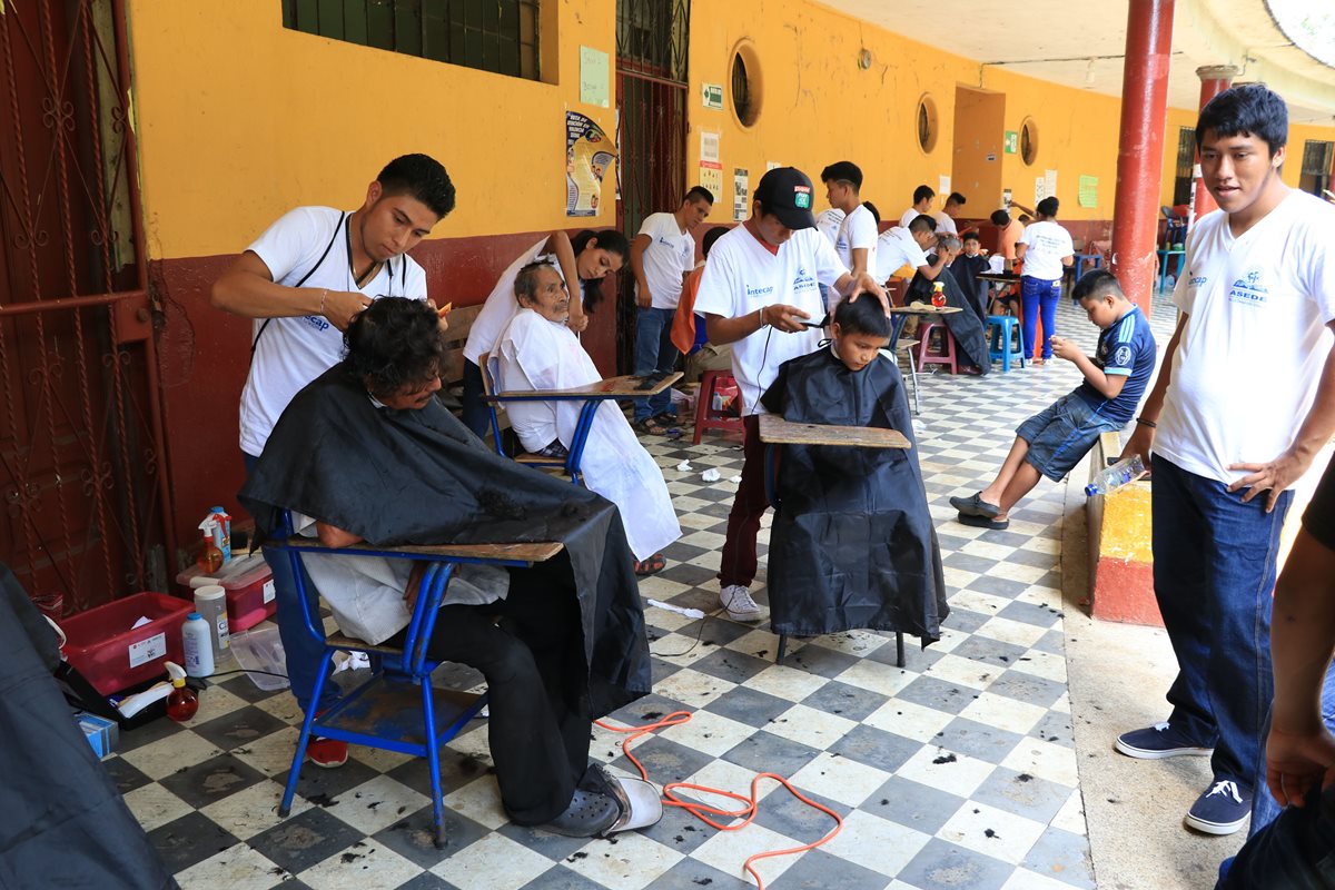 En el albergue habilitado en la Escuela Tipo Federación José Martí un grupo de jóvenes del Intecap realizaron cortes de cabello a los damnificados. (Foto Prensa Libre: Carlos Paredes)